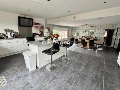 Maison - 247 m² - 8 pièces