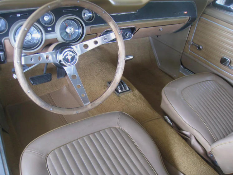 Ford Mustang Coupe V8