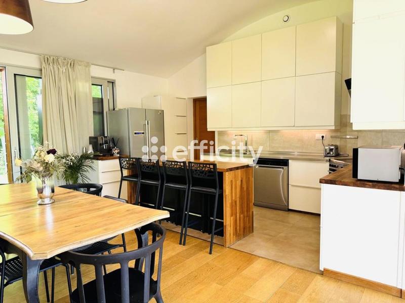 Maison - 240 m² - 10 pièces