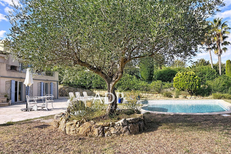 Maison - 218 m² - 8 pièces