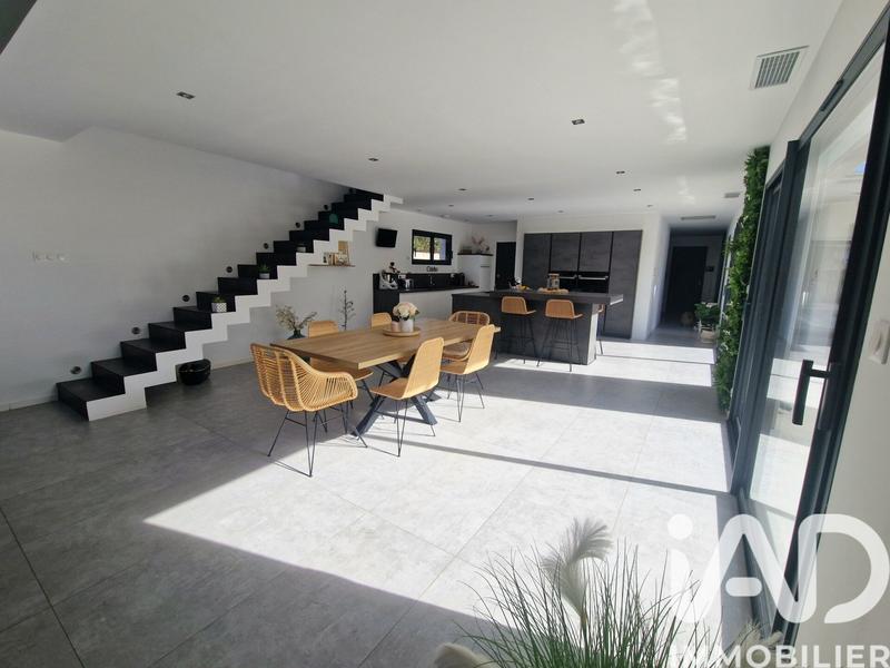 Maison - 230 m² - 9 pièces