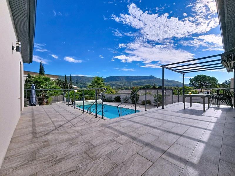 Villa - 137 m² - 5 pièces