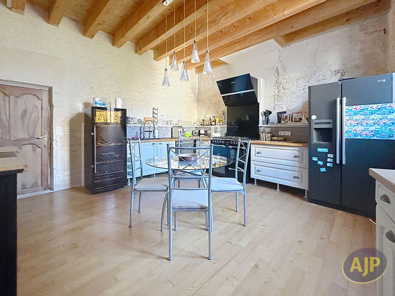 Maison - 272 m² - 9 pièces