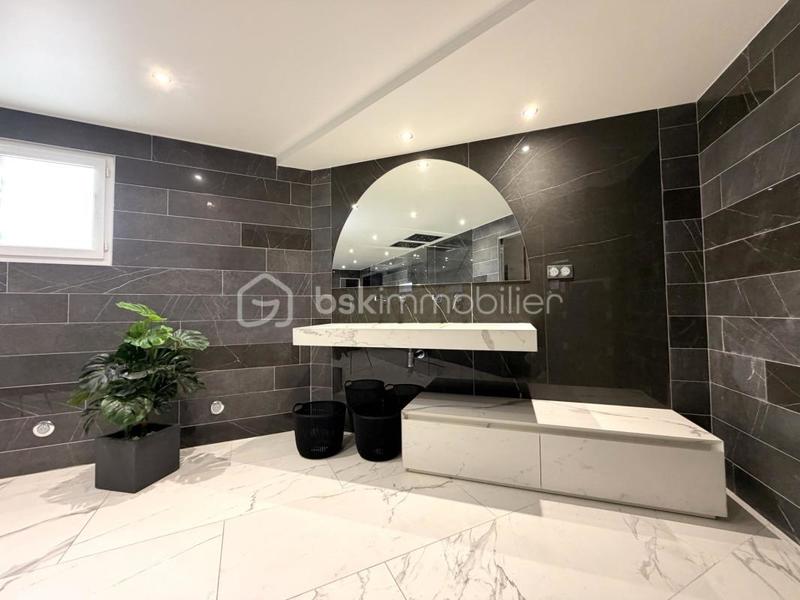 Maison traditionnelle - 210 m² - 7 pièces