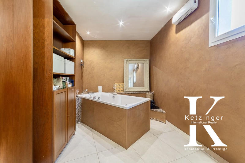 Maison - 249 m² - 8 pièces