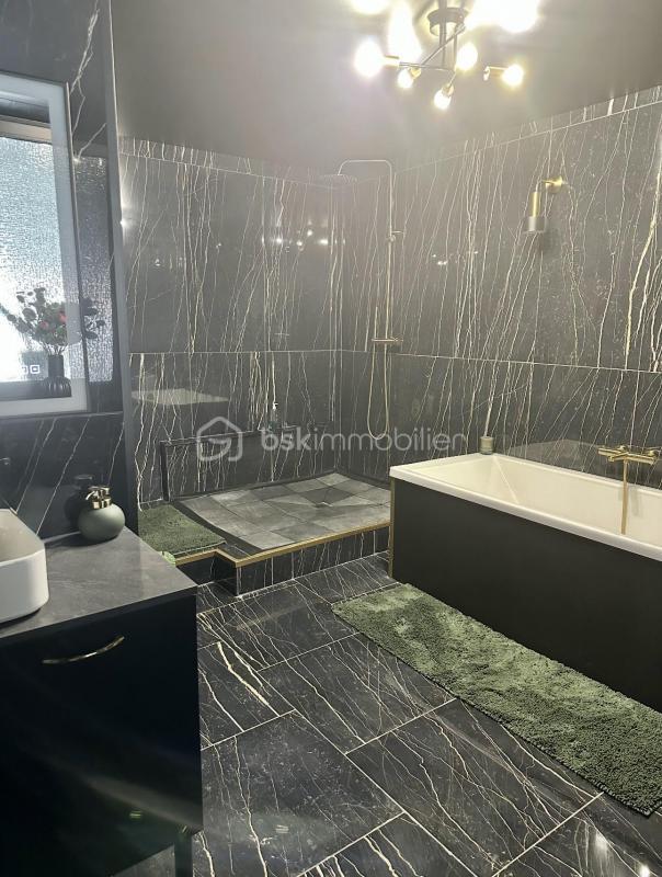 Appartement - 210 m² - 8 pièces