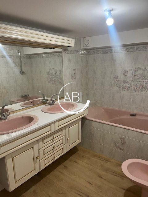 Appartement - 94 m² - 5 pièces