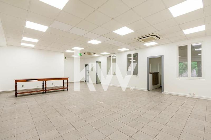 Magasins - 115 m²