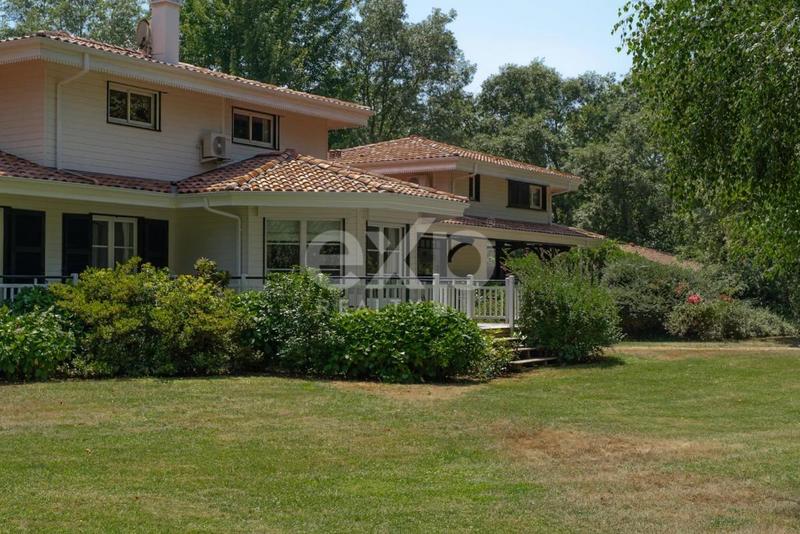 Propriété - 220 m² - 8 pièces