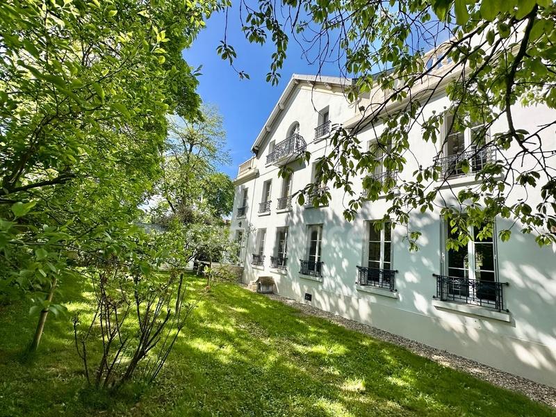 Propriété - 380 m² - 15 pièces