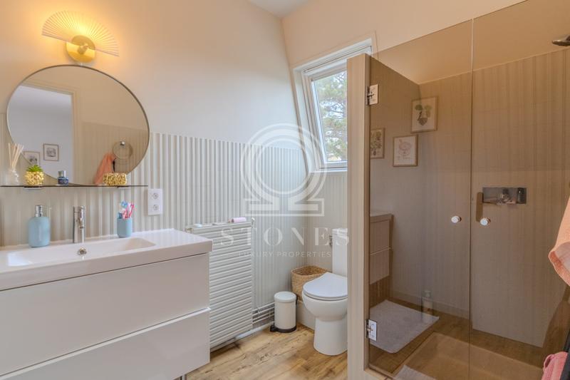 Maison - 250 m² - 8 pièces