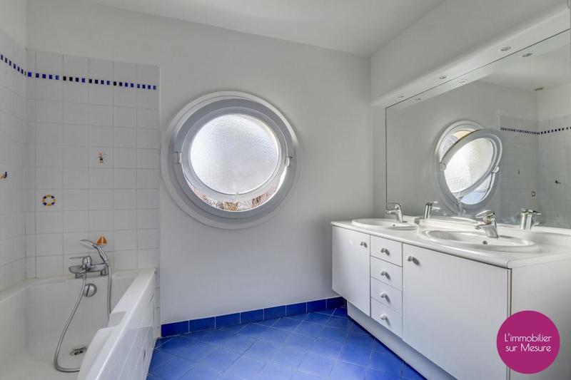 Maison - 225 m² - 7 pièces