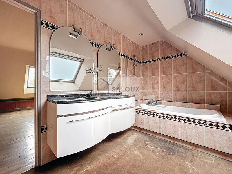 Maison - 267 m² - 8 pièces