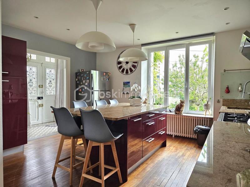 Maison - 208 m² - 8 pièces