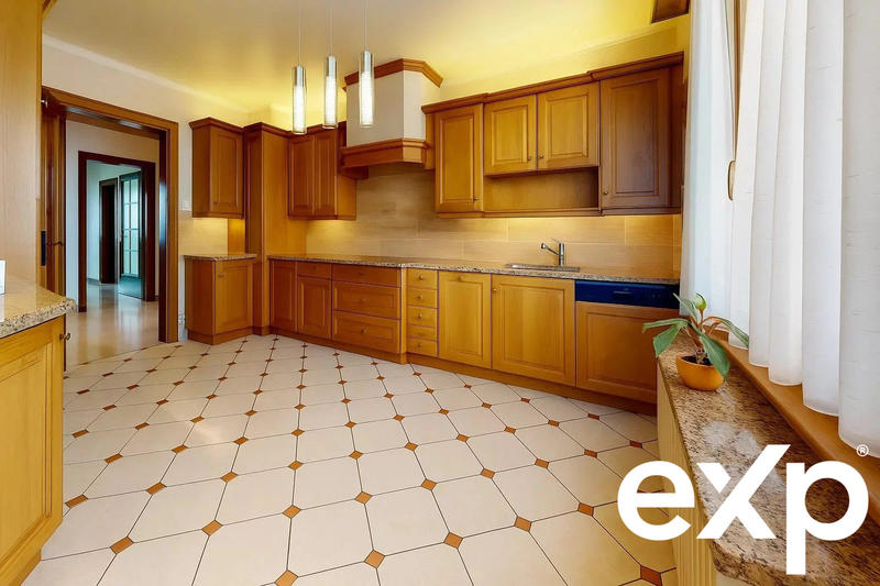 Maison - 204 m² - 7 pièces