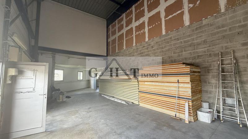 Entrepôt - 680 m²