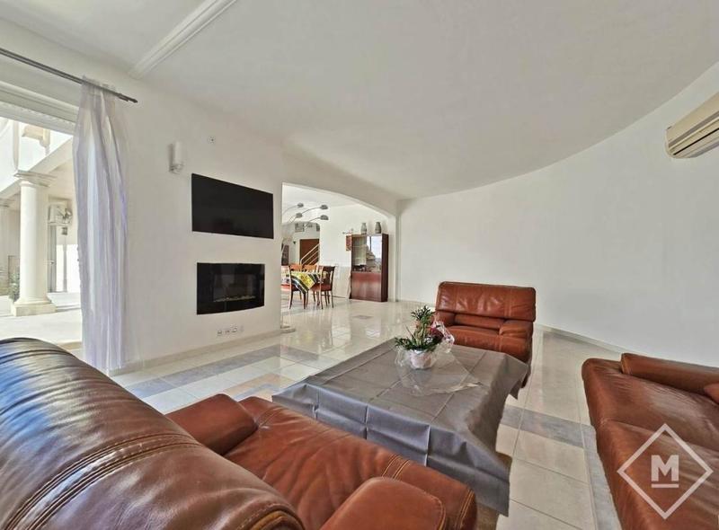 Maison - 478 m² - 8 pièces