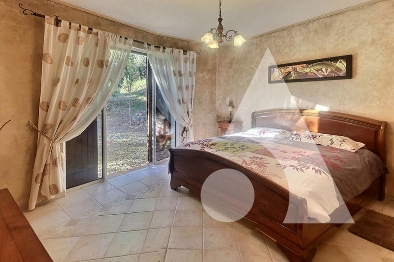 Maison - 275 m² - 6 pièces