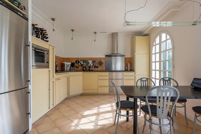 Villa - 263 m² - 9 pièces