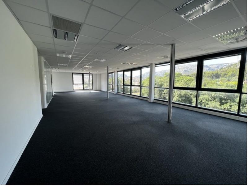 Bureau - 646 m²