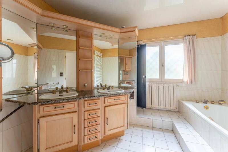 Maison traditionnelle - 215 m² - 7 pièces