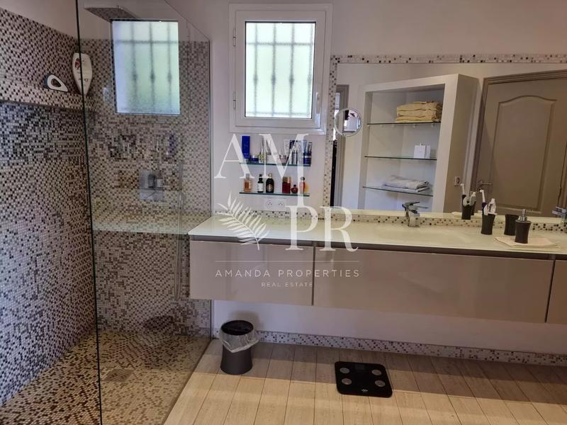 Maison - 250 m² - 6 pièces