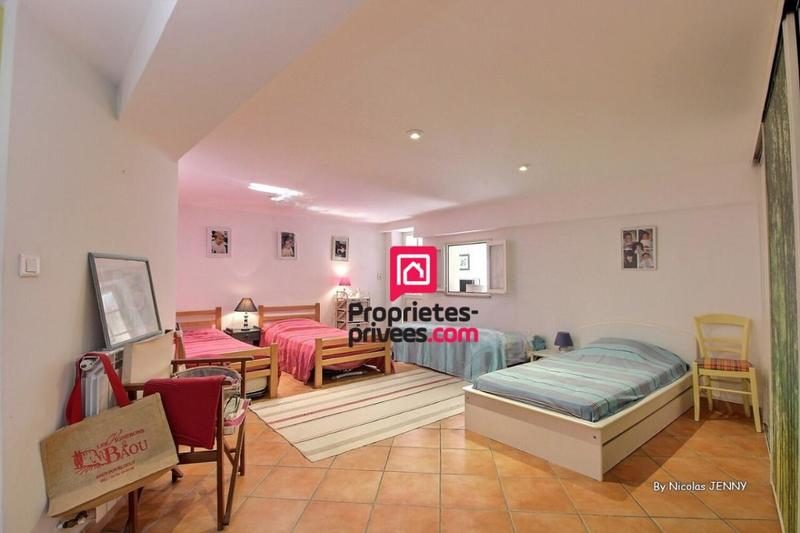 Maison - 225 m² - 7 pièces