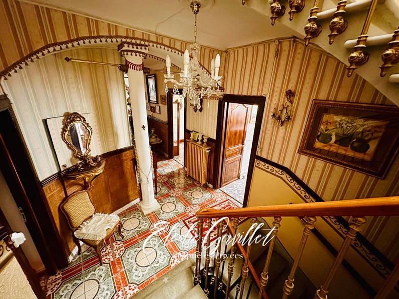 Maison - 313 m² - 12 pièces