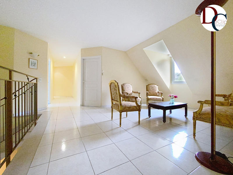 Maison - 242 m² - 8 pièces