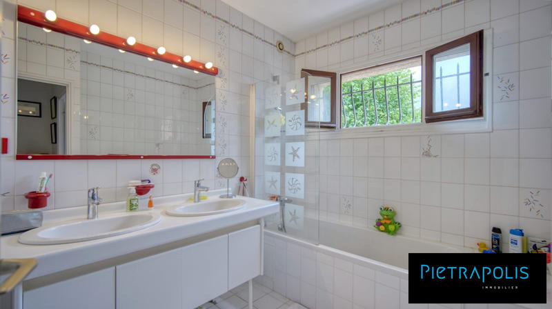 Villa - 256 m² - 6 pièces