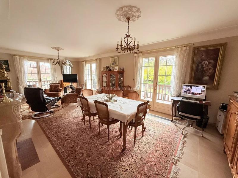 Maison - 218 m² - 9 pièces