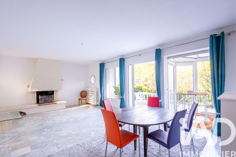 Maison - 235 m² - 11 pièces