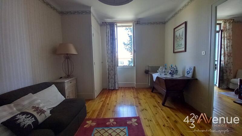 Maison - 241 m² - 10 pièces