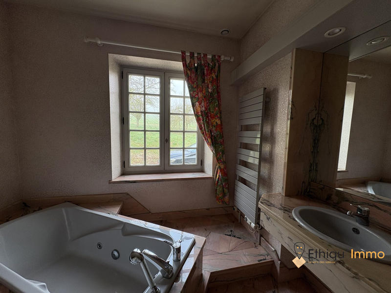 Maison traditionnelle - 290 m² - 8 pièces