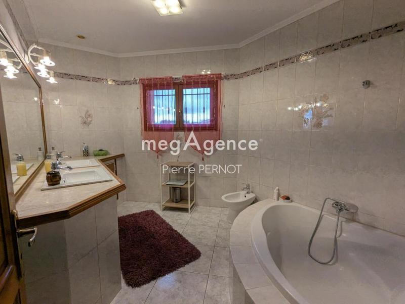 Maison traditionnelle - 240 m² - 6 pièces