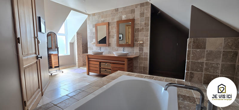 Maison - 220 m² - 8 pièces