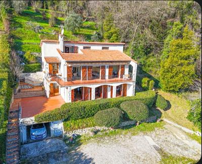 Maison - 200 m² - 7 pièces