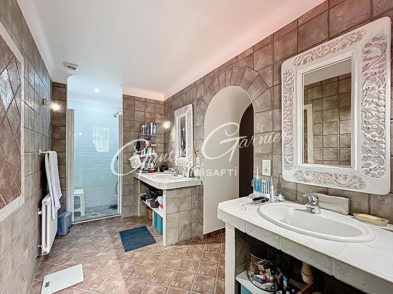 Maison - 480 m² - 16 pièces