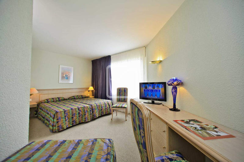 Propriété - 3 900 m² - 96 pièces