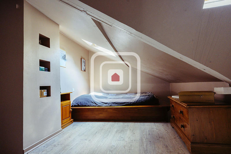 Maison - 222 m² - 8 pièces