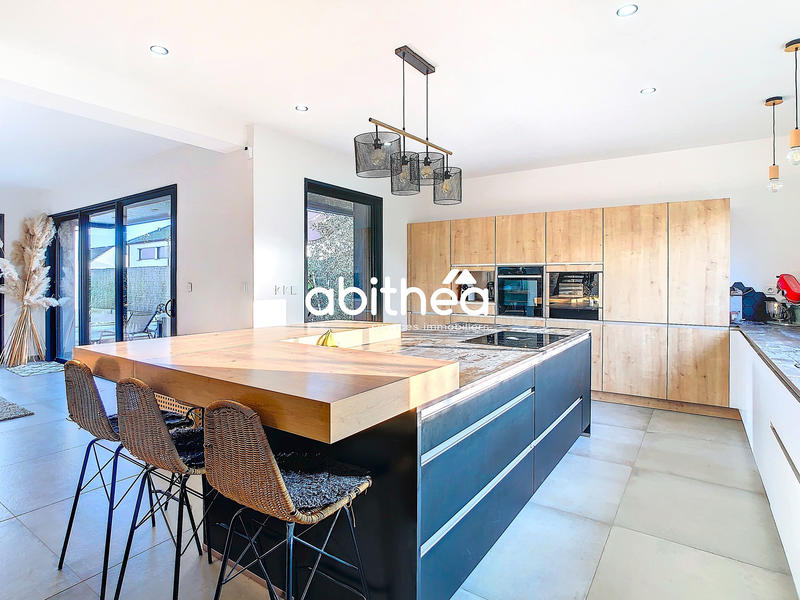 Maison - 281 m² - 11 pièces