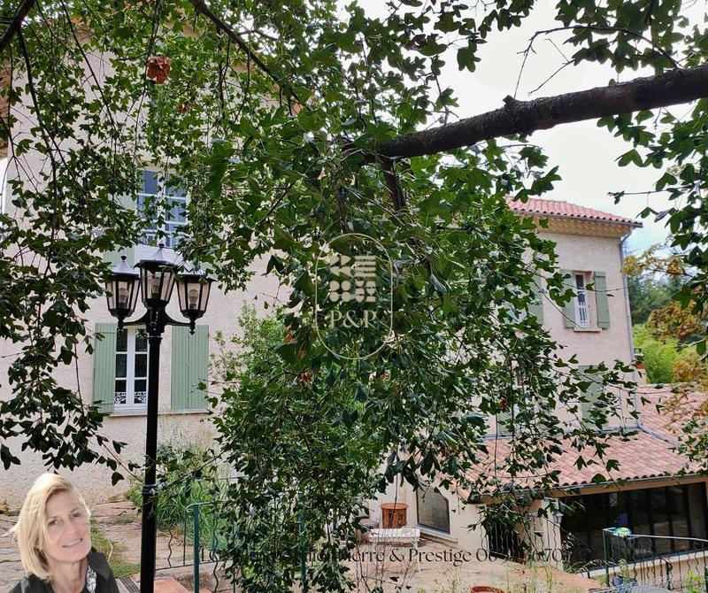 Maison - 270 m² - 8 pièces