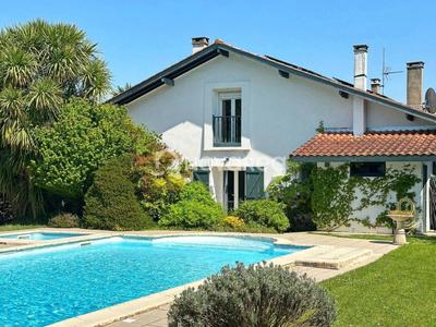 Maison - 312 m² - 9 pièces