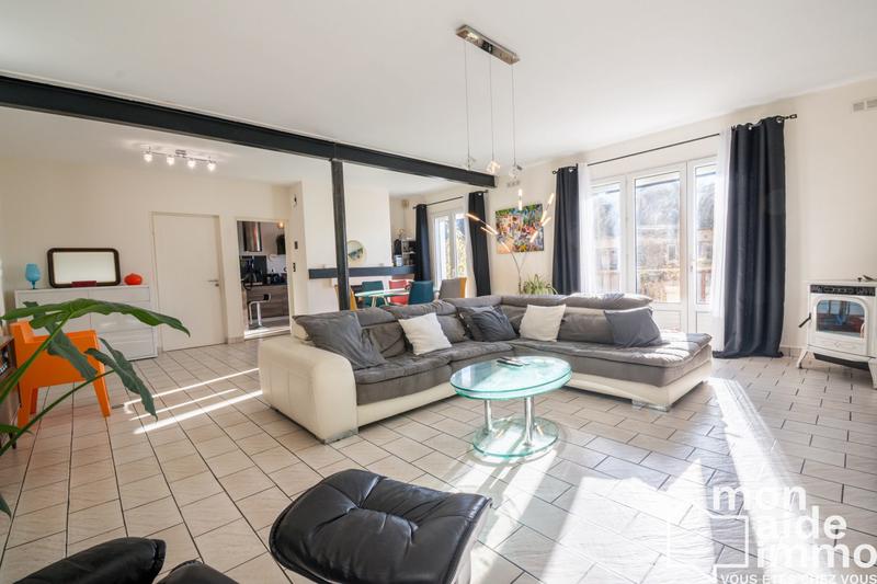 Maison traditionnelle - 210 m² - 7 pièces