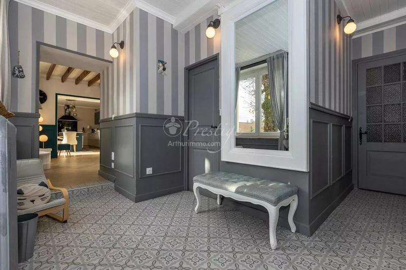 Maison - 222 m² - 7 pièces