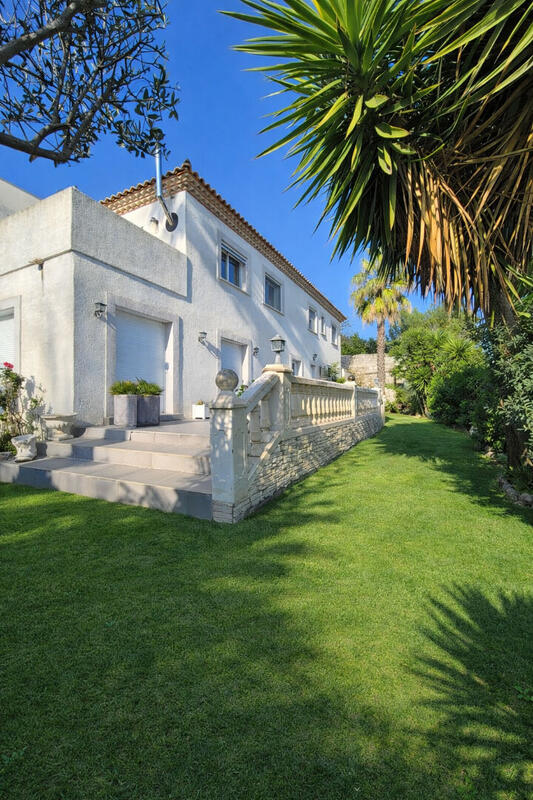 Villa - 257 m² - 9 pièces