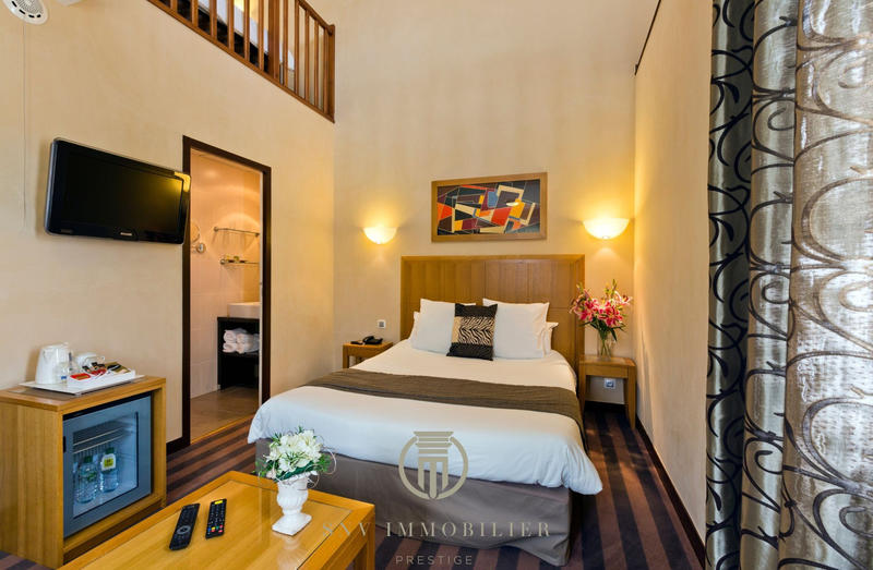 Propriété - 1 457 m² - 34 pièces