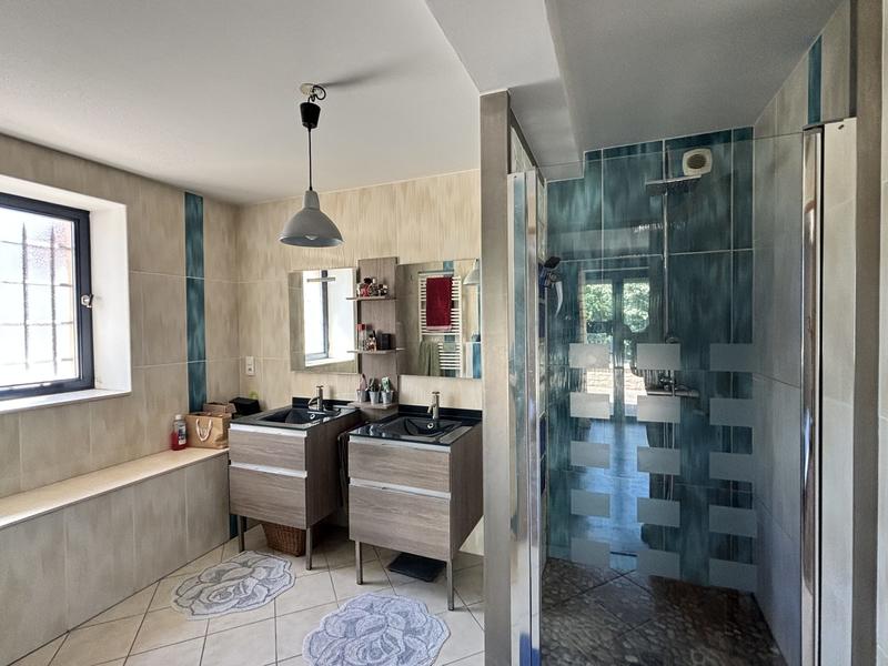 Maison traditionnelle - 260 m² - 9 pièces