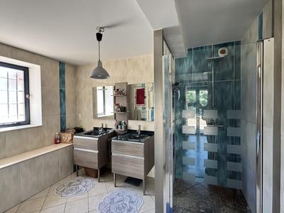 Maison traditionnelle - 260 m² - 9 pièces