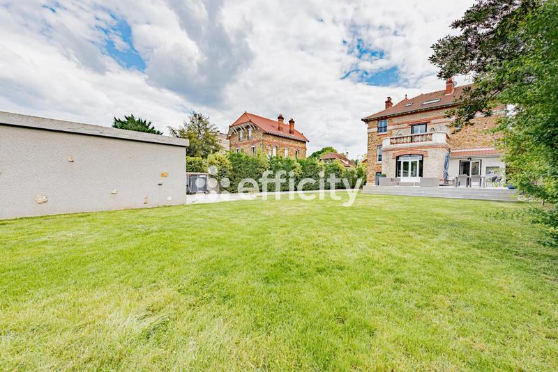 Maison - 232 m² - 9 pièces